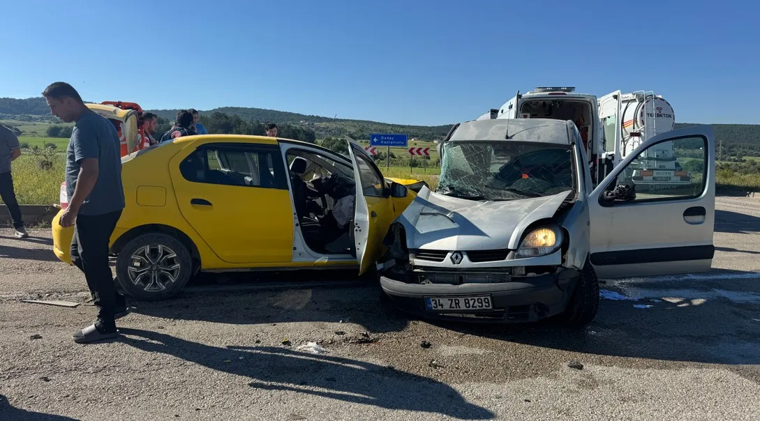 Karabük'te iki araç çarpıştı 4 kişi hastaneye kaldırıldı