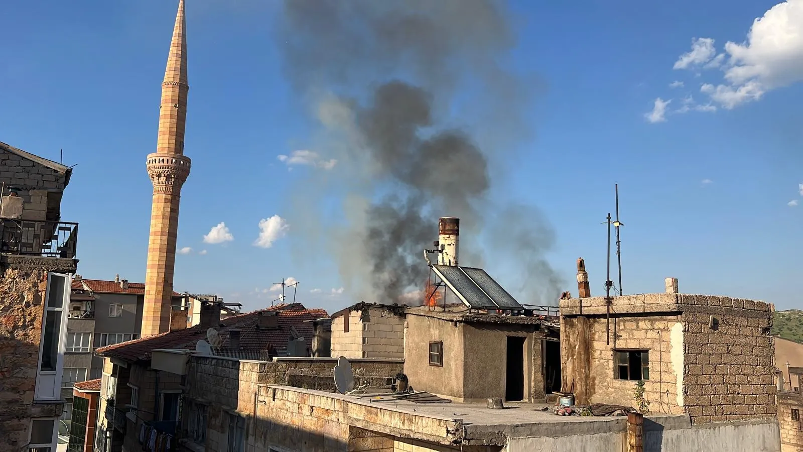 Nevşehir’de bir binanın çatısı alevlere teslim oldu