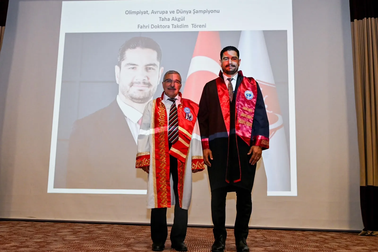 Taha Akgül mezun olduğu üniversiteden onur unvanı aldı