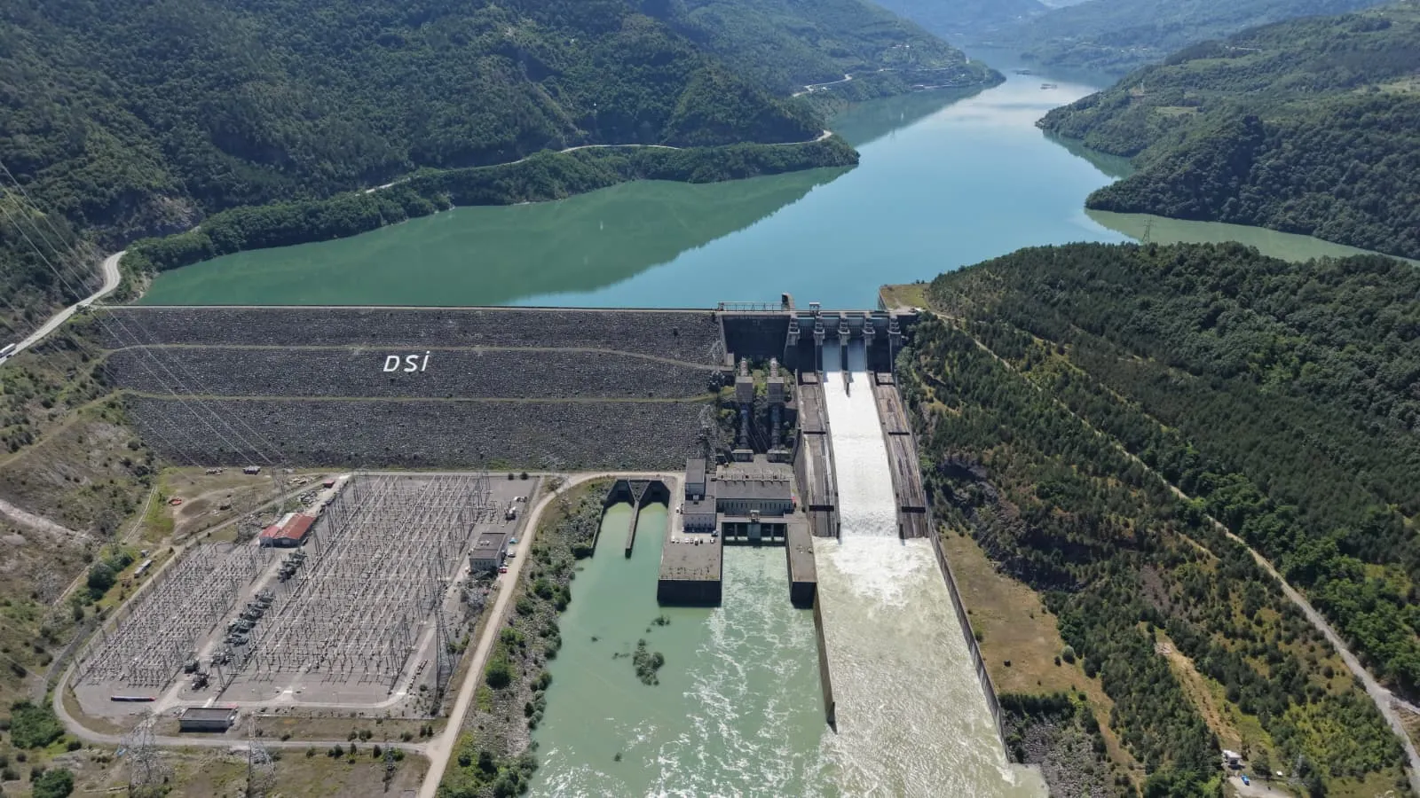Artvin’de barajlar doldu taştı Su tahliyesi başladı