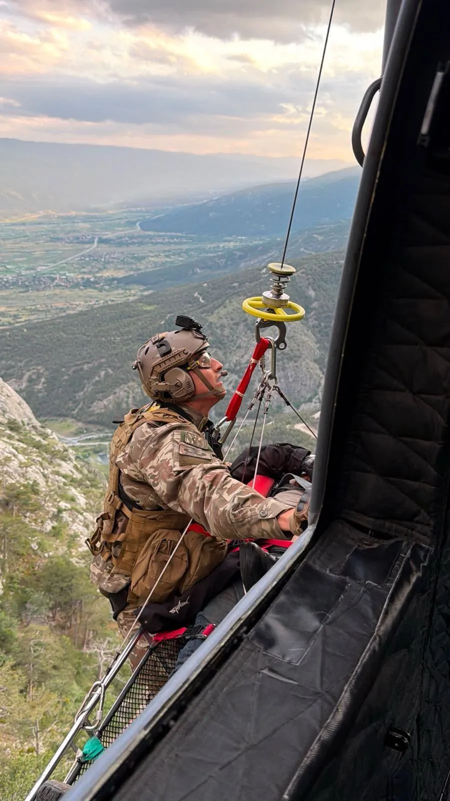 Çorum’da dağda mahsur kalan yürüyüşçüyü askeri helikopter kurtardı