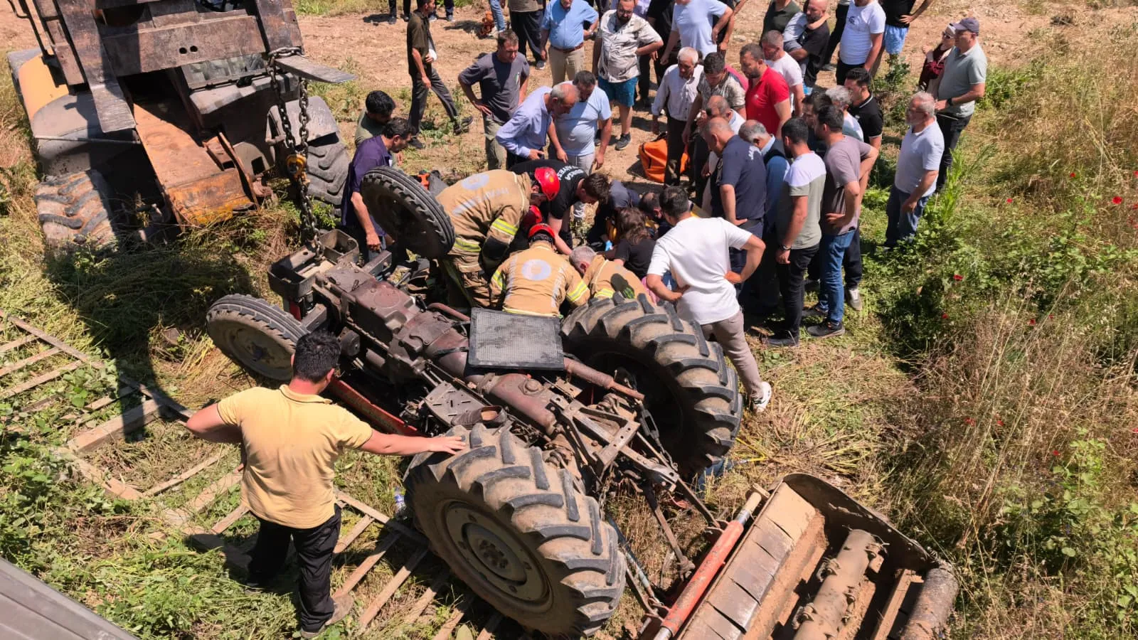 İnegöl’de traktör dereye uçtu Muhtarın kepçesi hayat kurtardı
