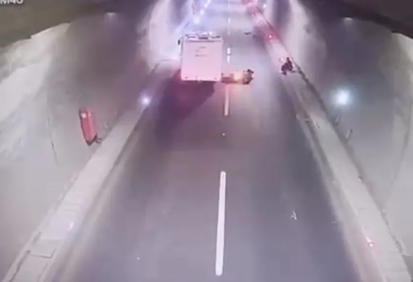 Cankurtaran Tüneli'nde motosiklet kamyona arkadan çarptı