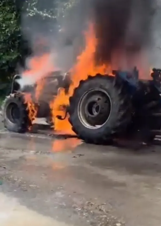 Hatay'da alev alan traktör şiddetli bir patlamayla küle döndü