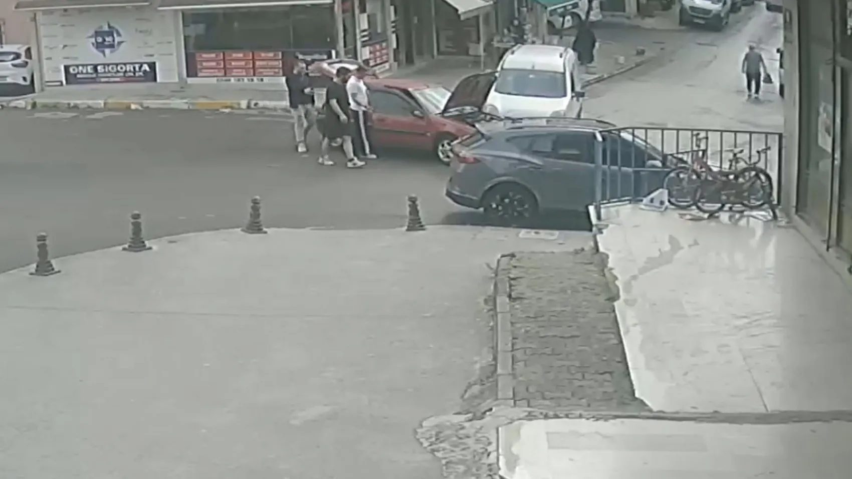 Pendik’te dikkatsiz sürücü kazaya davetiye çıkardı