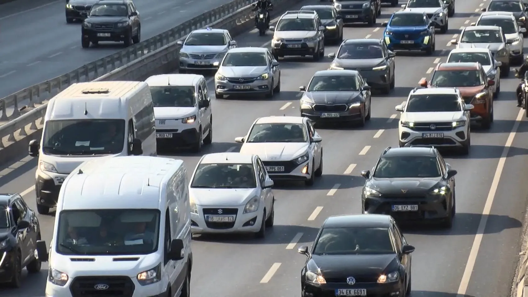 İstanbul trafiği bayram sonrası ilk mesai gününde kilitlendi