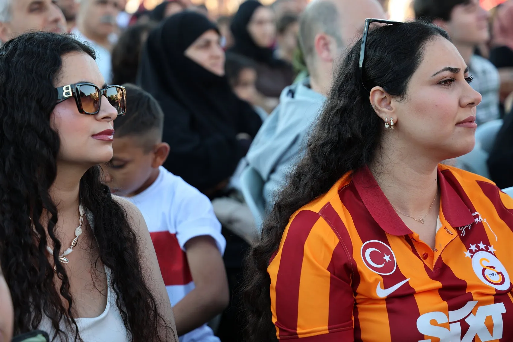 İzmir Konak Meydanı milli maçla ayağa kalktı