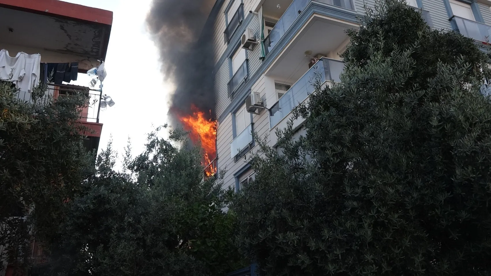 Antalya'da apartman yangını paniği 10 kişi kurtarıldı