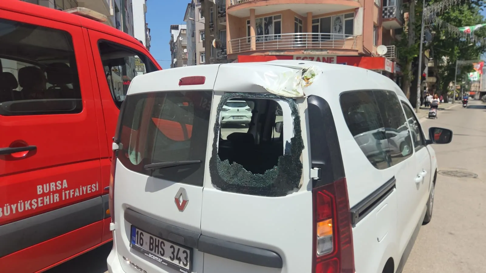 Bursa'da tarihi çınar ağacı yola devrildi