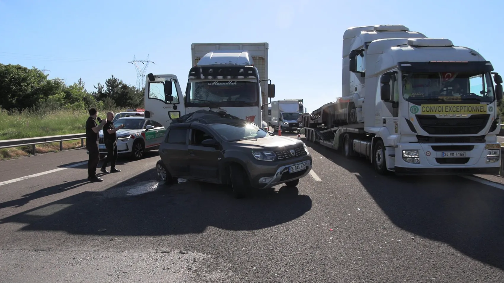 Bolu Anadolu Otoyolu'nda kamyon otomobile çarptı