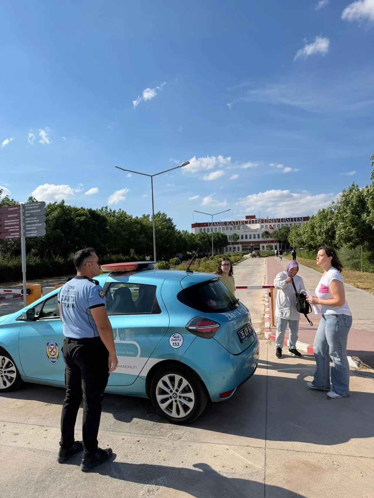 İzmir'de zabıta ekipleri sınava geç kalan öğrencilerin imdadına yetişti