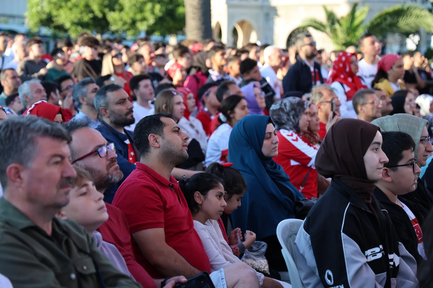 İzmir Konak Meydanı milli maçla ayağa kalktı