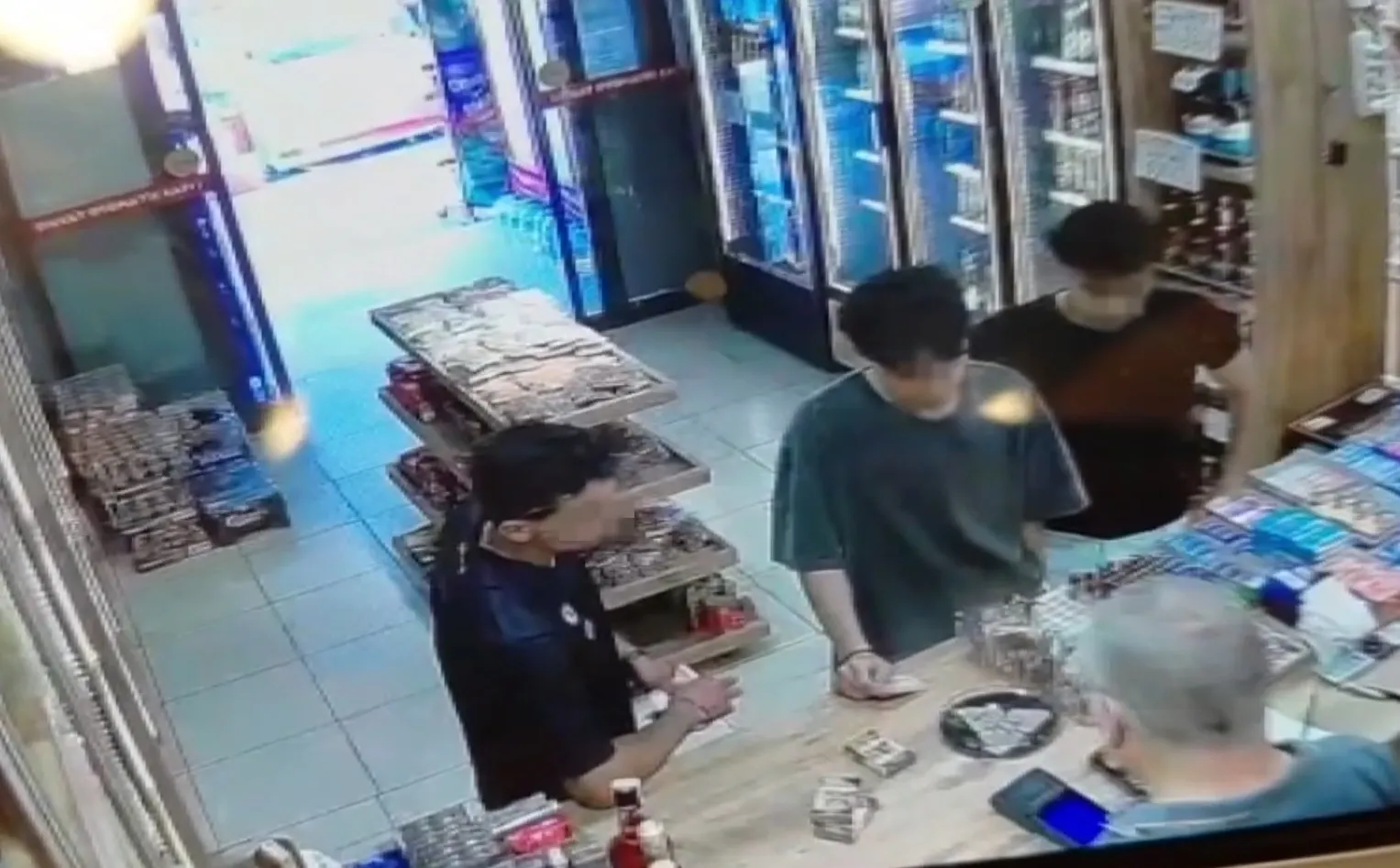 Orhangazi'de yolda buldukları kredi kartıyla keyfi alışveriş yaptılar