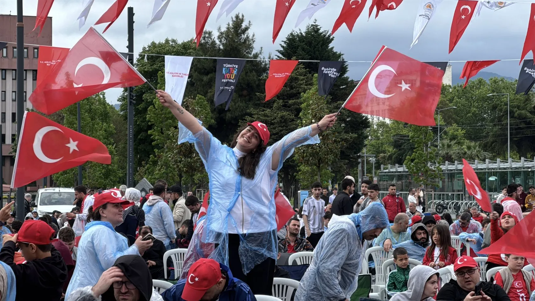 Samsunlular milli maç için yağmura aldırış etmedi