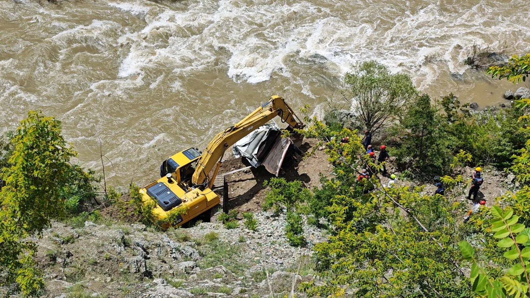 Çoruh Nehri’ne uçan kamyonet boş çıktı