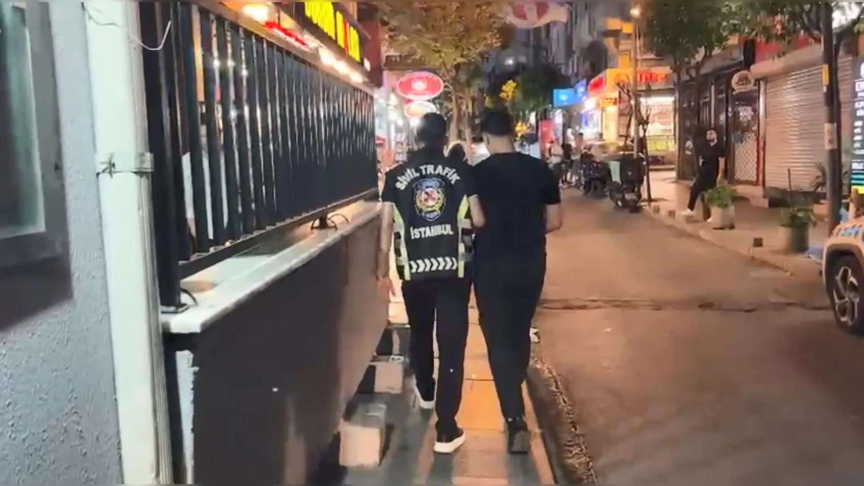 Şişli trafiğinde dehşet anları Ailesinin yanındaki sürücüye yolda saldırdı