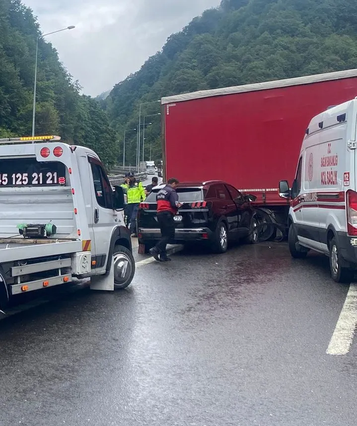 Bolu Dağı geçişinde yolda kalan dorse kazaya yol açtı
