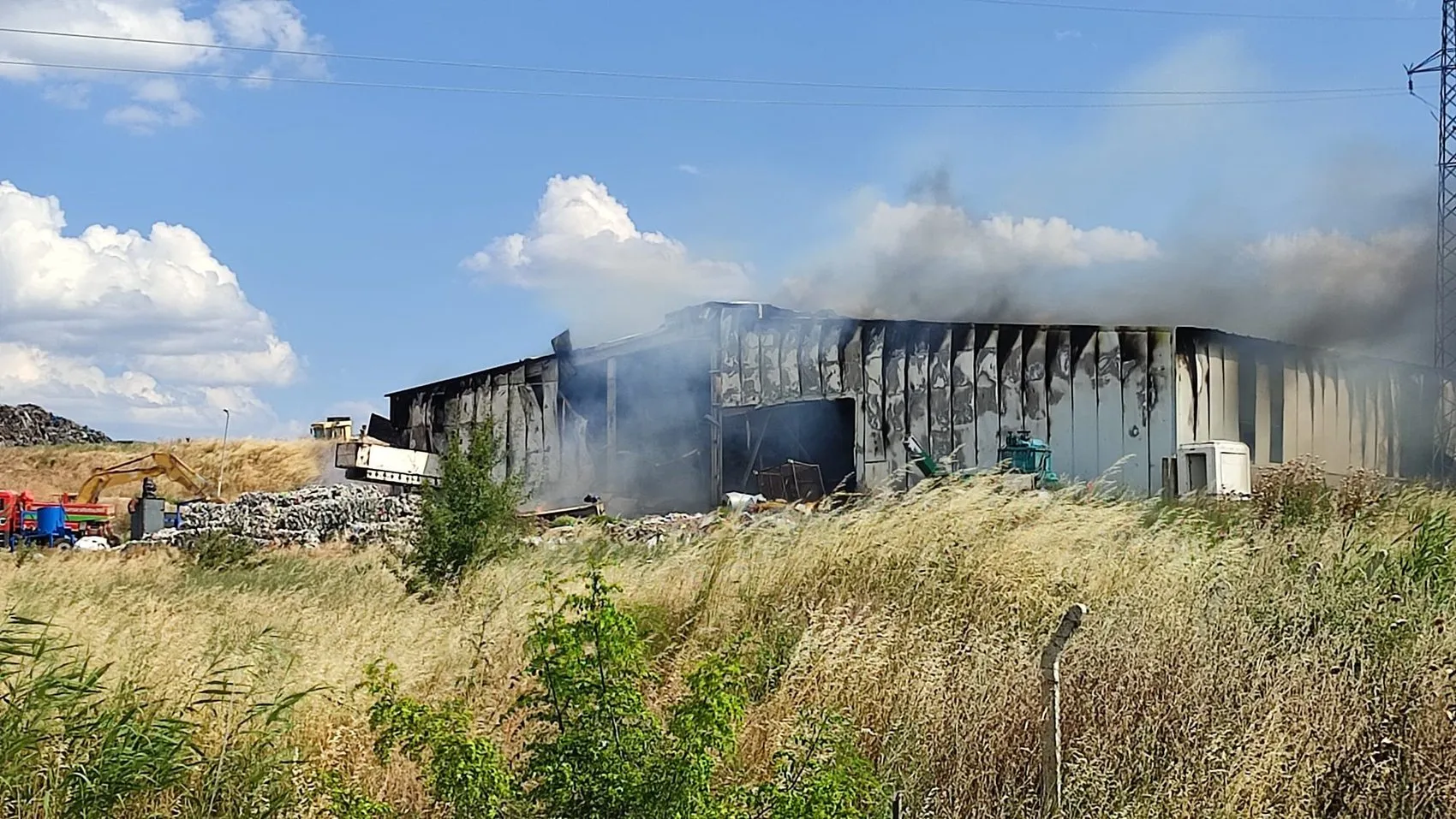 Keşan'daki atık tesisinde plastikler alevlere teslim oldu