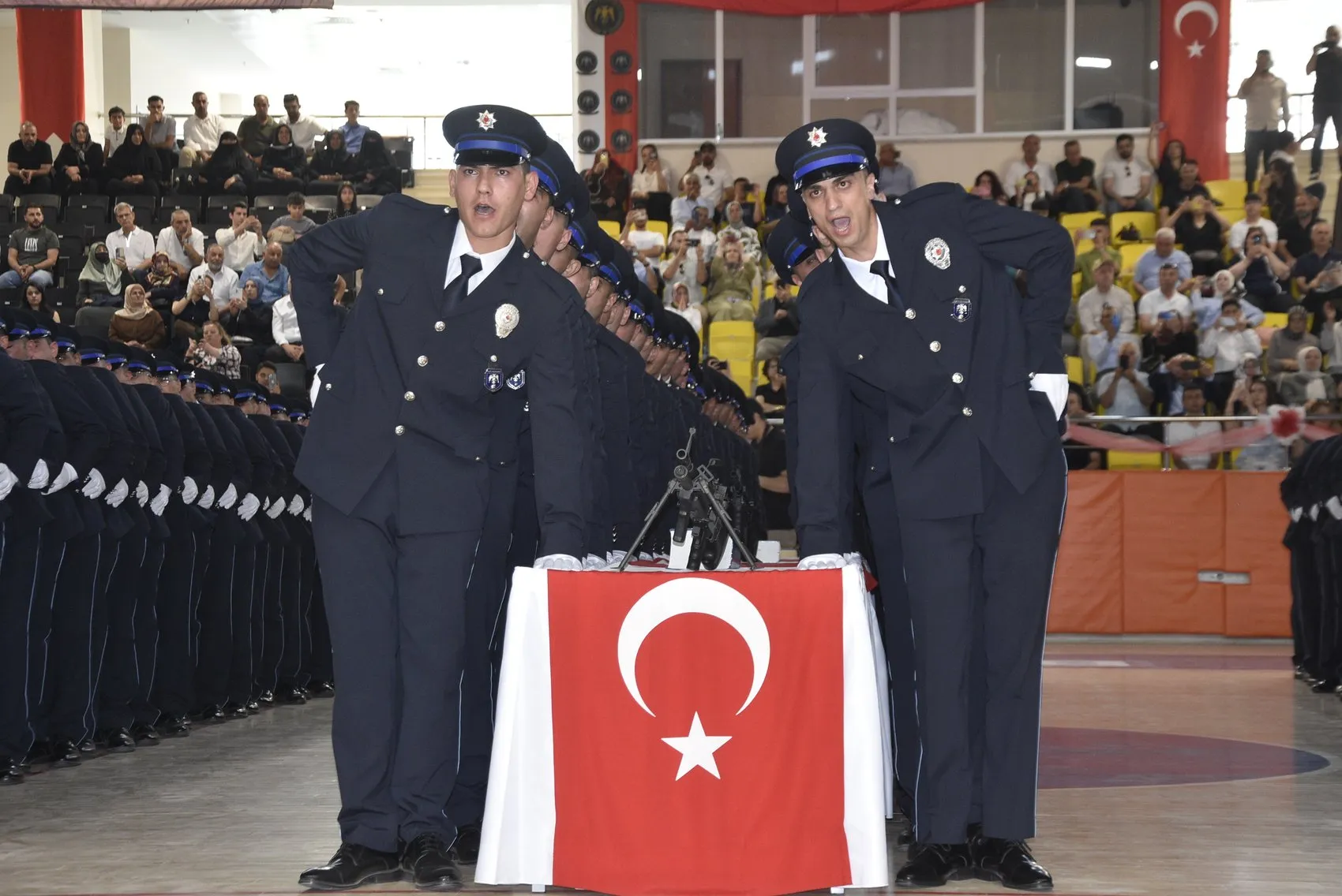 Bitlis'te 407 yeni polis adayı görevine yeminle başladı