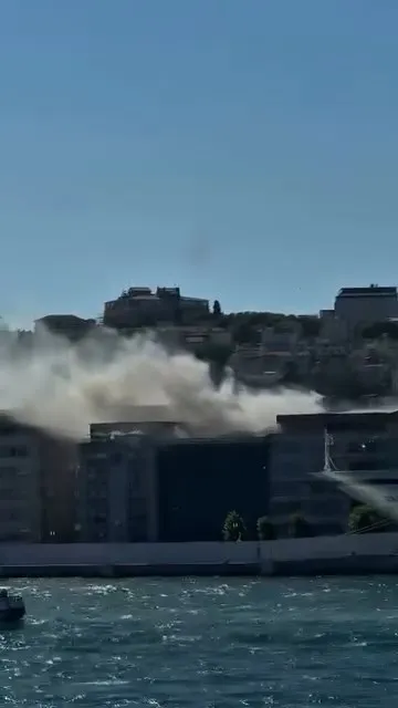 Beyoğlu’nda tadilat yapılan binada yangın paniği yaşandı
