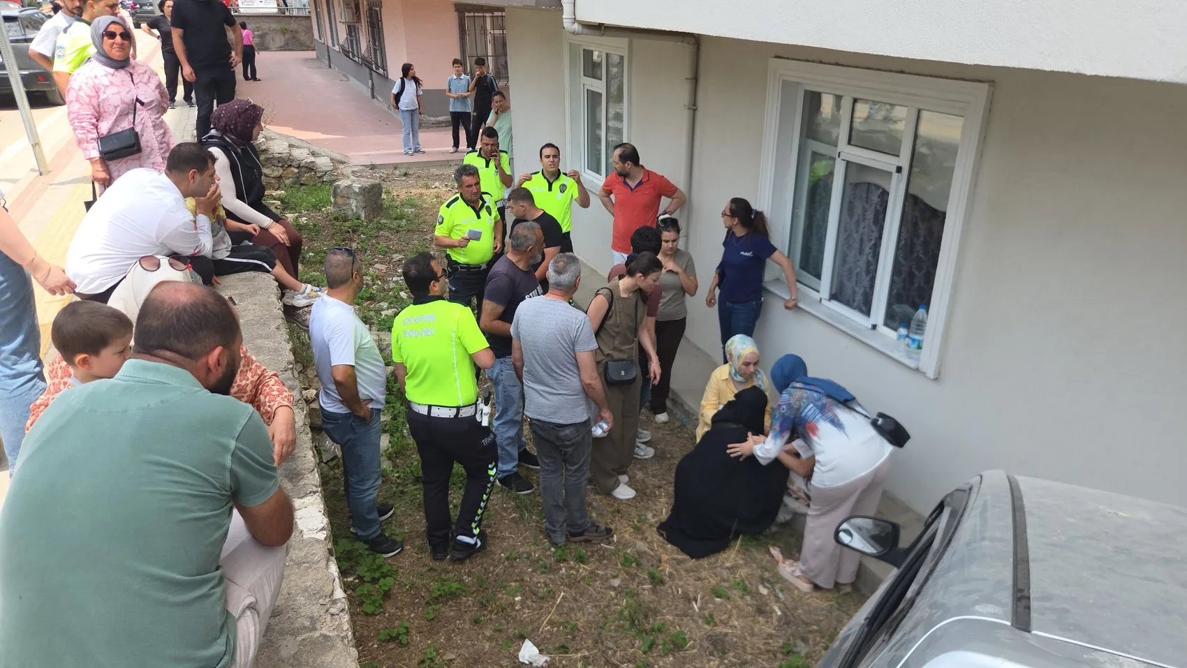 Orhangazi'de kontrolden çıkan araç apartman bahçesine uçtu