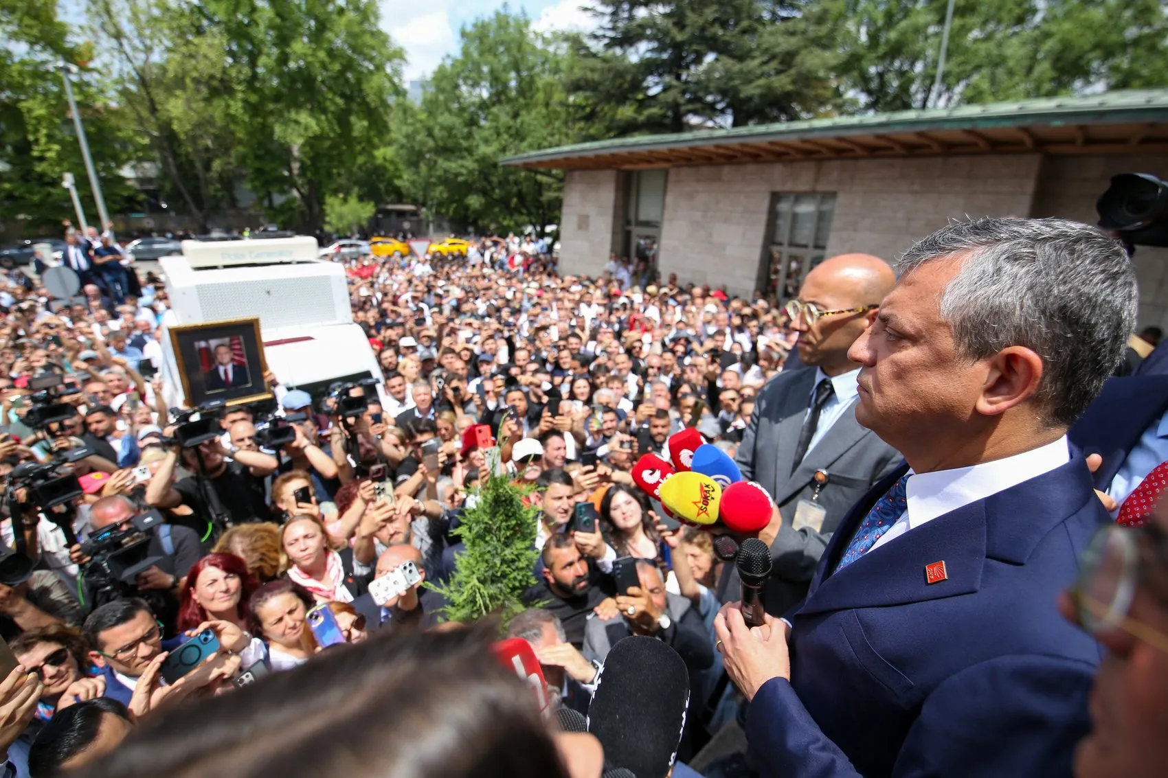 CHP’de Meclis önünde hareketli saatler yaşandı