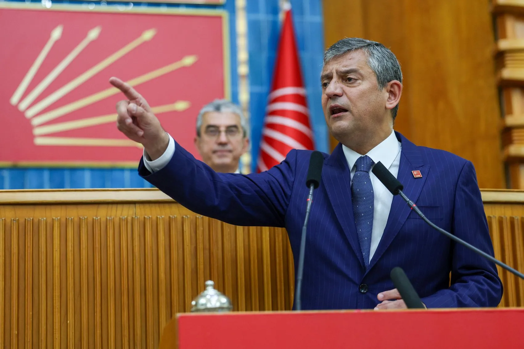 Özgür Özel'den değişim tartışmalarına kurultay resti