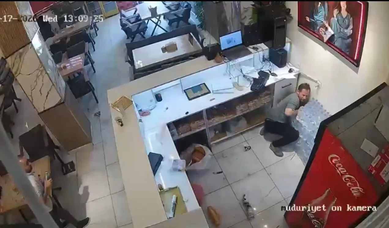 Yüksekova'da kafeterya mutfağındaki gaz patlaması kameraya yansıdı