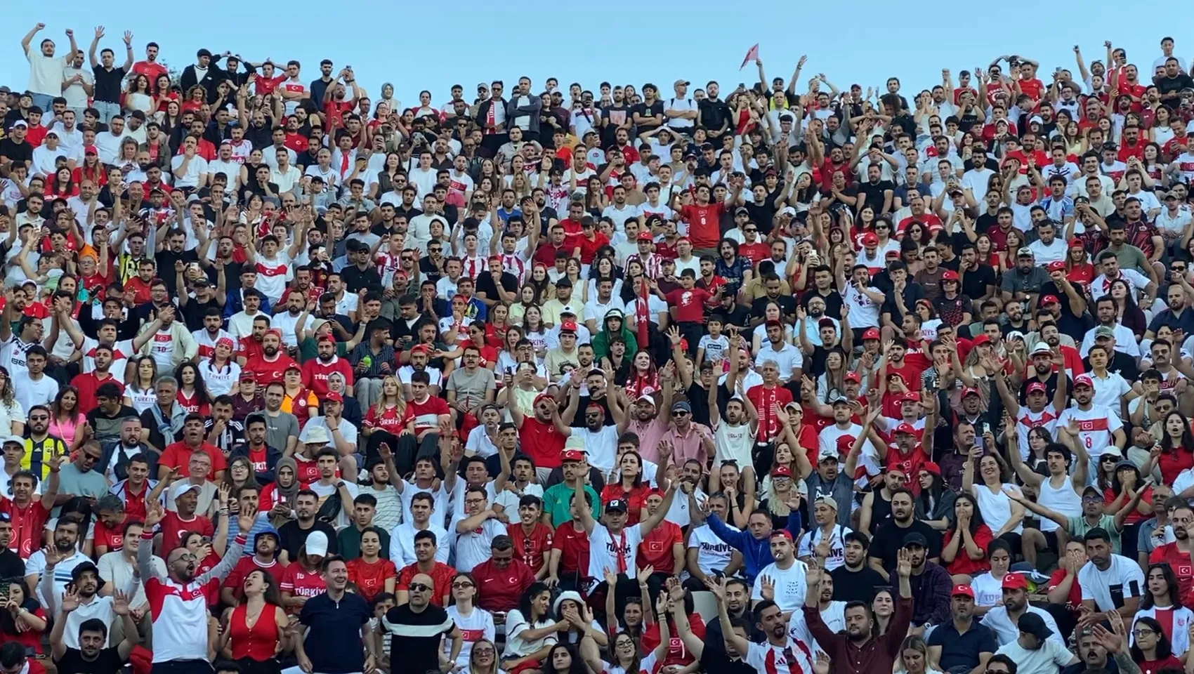 Antalya sahillerinde milli takım için dev ekranlı buluşma