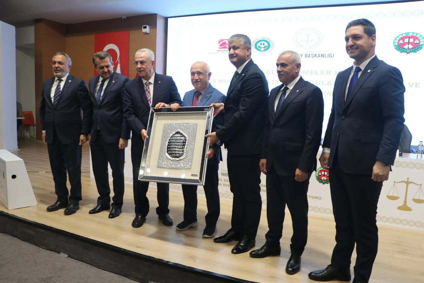 Cemil Çiçek'ten hukuk sistemi için öz eleştiri