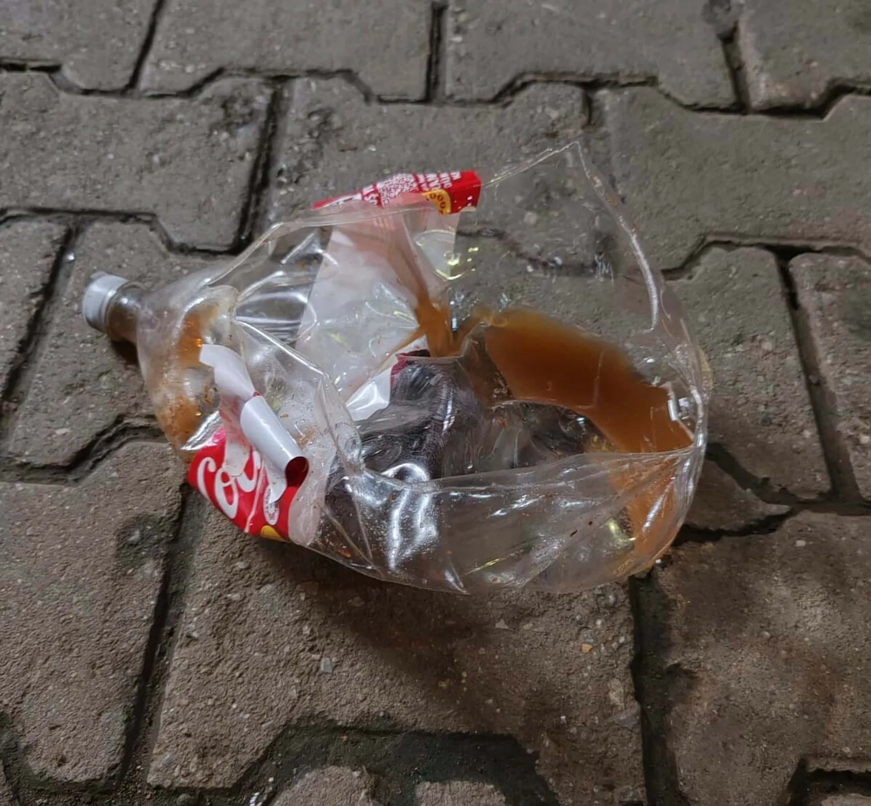 Manisa’da market önündeki sirke şişesi bomba gibi patladı