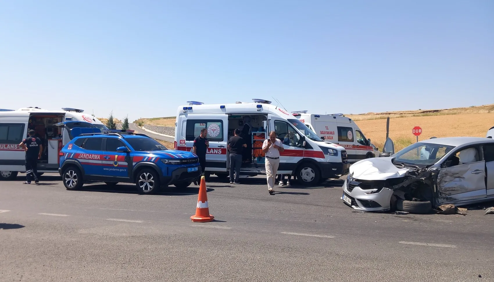 Diyarbakır'da iki araç kavşakta çarpıştı