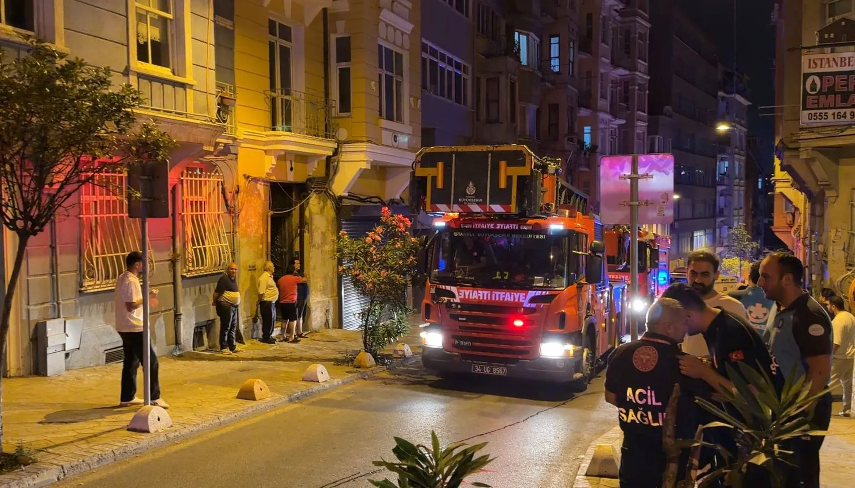 Beyoğlu’nda gece yarısı korkutan bina tahliyesi