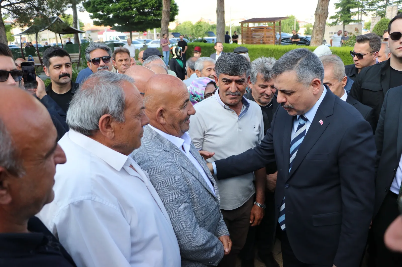 Bakan Çiftçi eski görev yerinde vatandaşla kucaklaştı