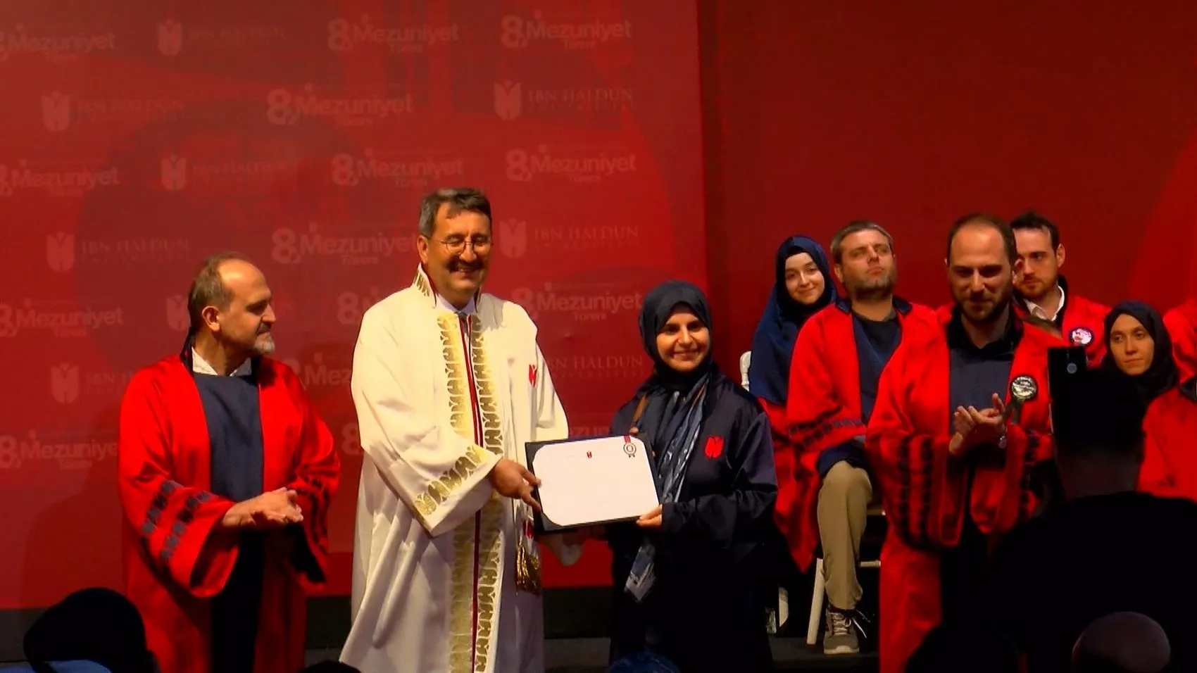 İbn Haldun Üniversitesi'nden yeni mezunlar diplomalarını aldı