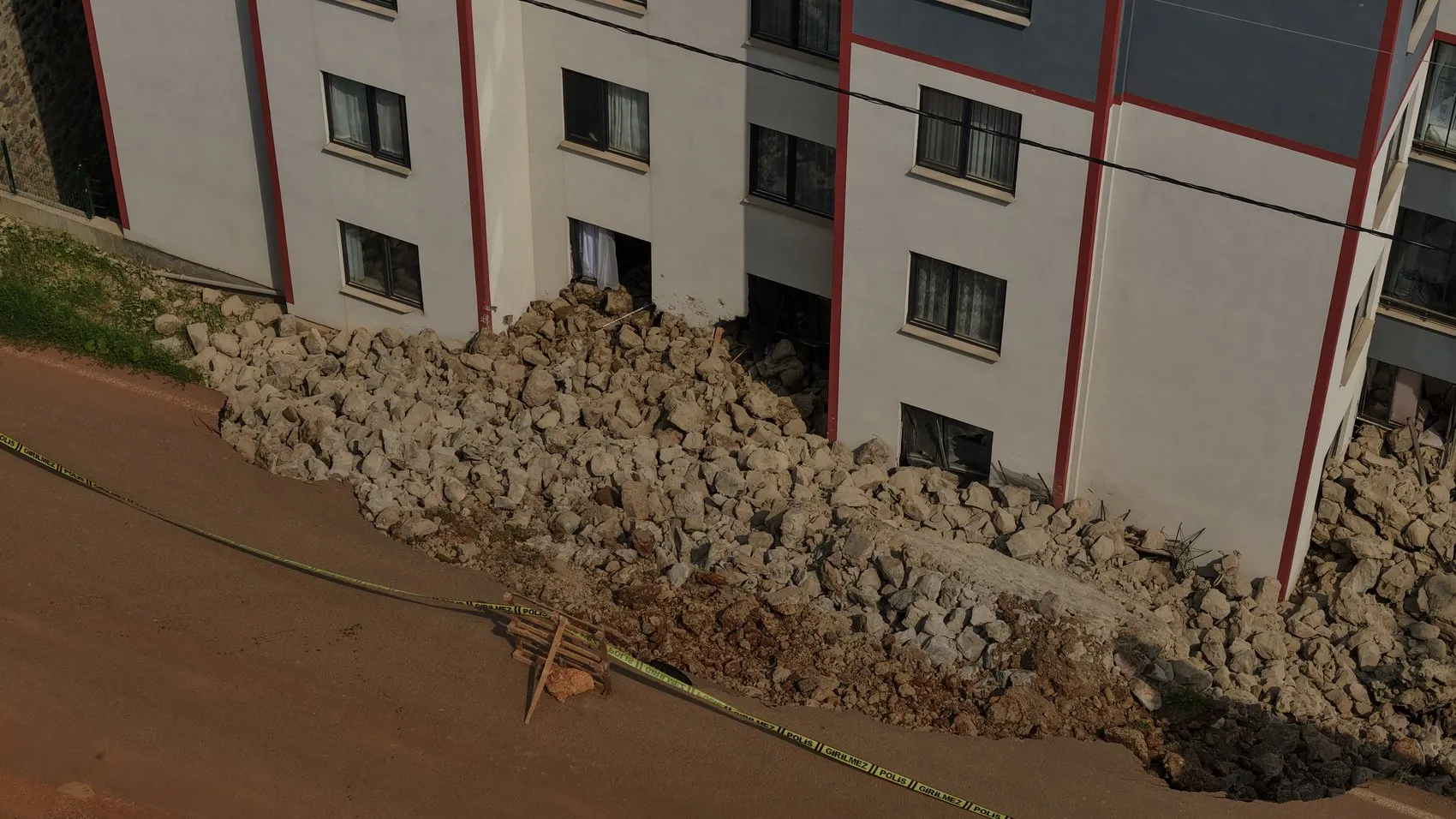 Trabzon'da faciadan dönüldü İstinat duvarı evin içine çöktü