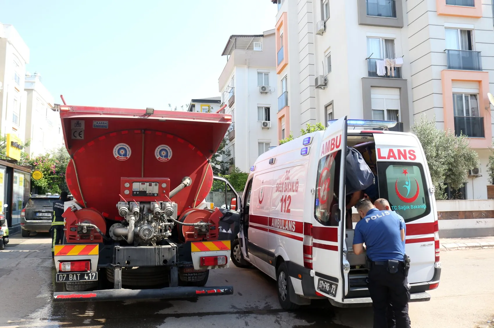 Antalya'da bir kadın evini ateşe verip kapıyı üzerine kilitledi