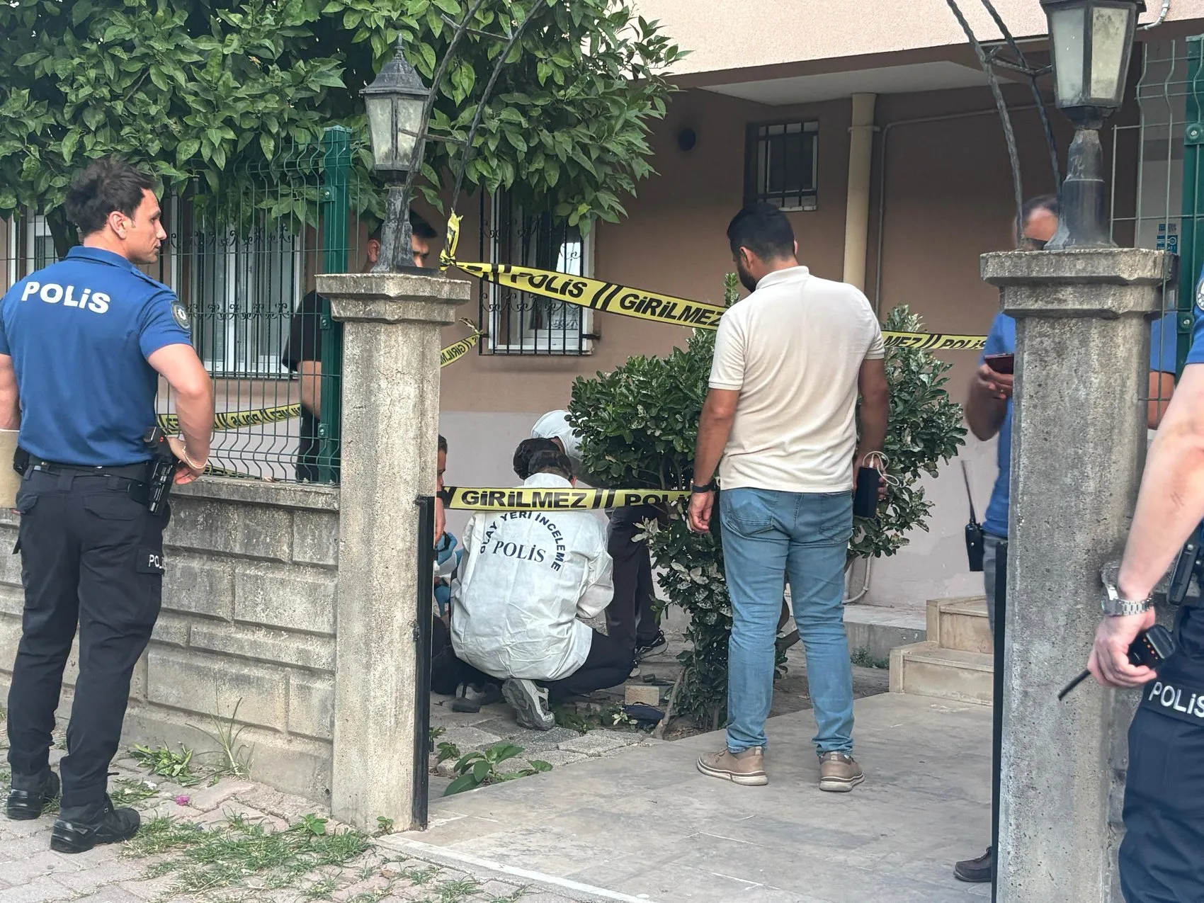 Antalya'da bir evin bahçesinde yabancı uyruklu bir kişi ölü bulundu