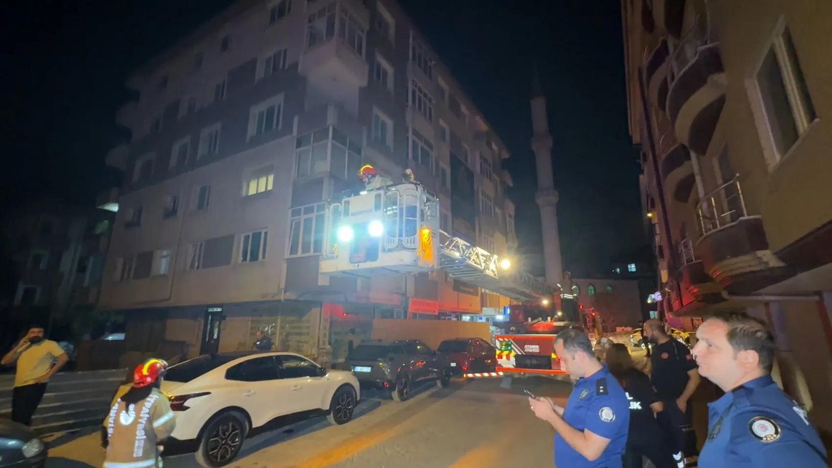 Avcılar'da temel kazısı binayı çökme noktasına getirdi