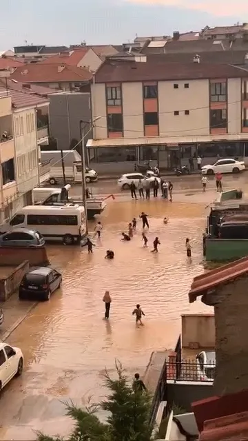 İnegöl’de sel baskını Çocuklar su birikintilerinde yüzdü