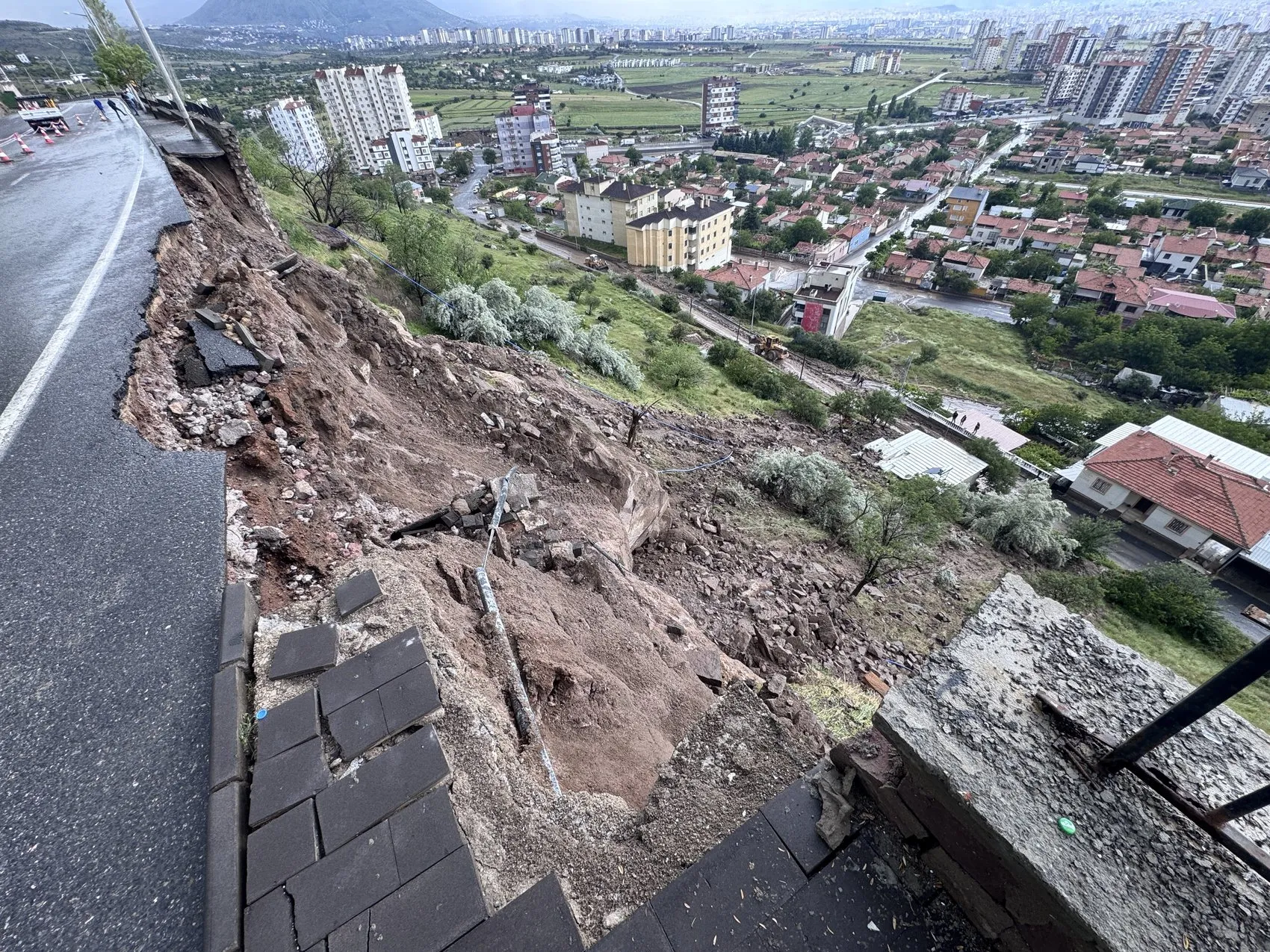 Kayseri'de sağanak duvarı yıktı geçti