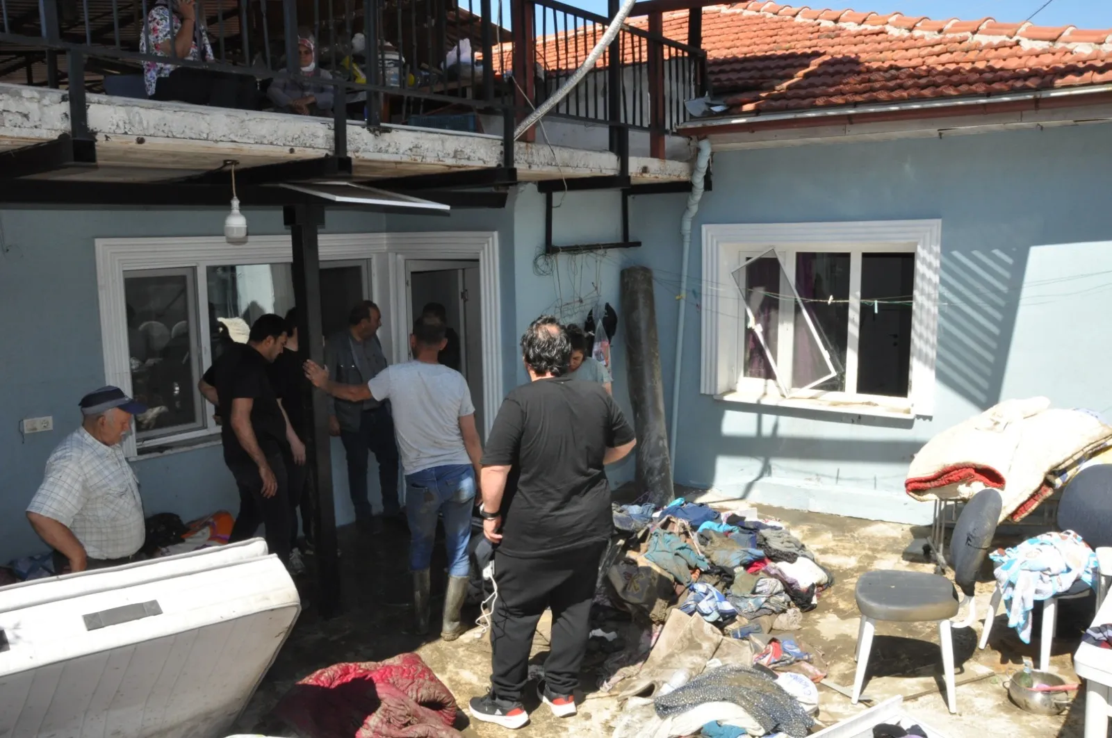 Salihli'de sel suları evi yuttu Boynuma kadar su geldi