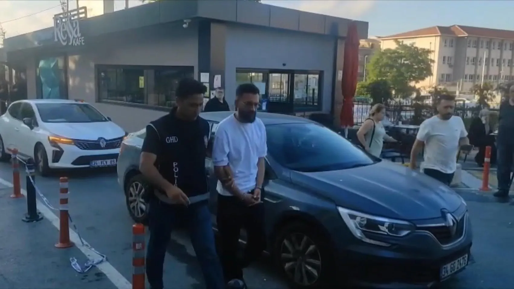 Sahte ikamet izni şebekesine 8 ilde operasyon düzenlendi