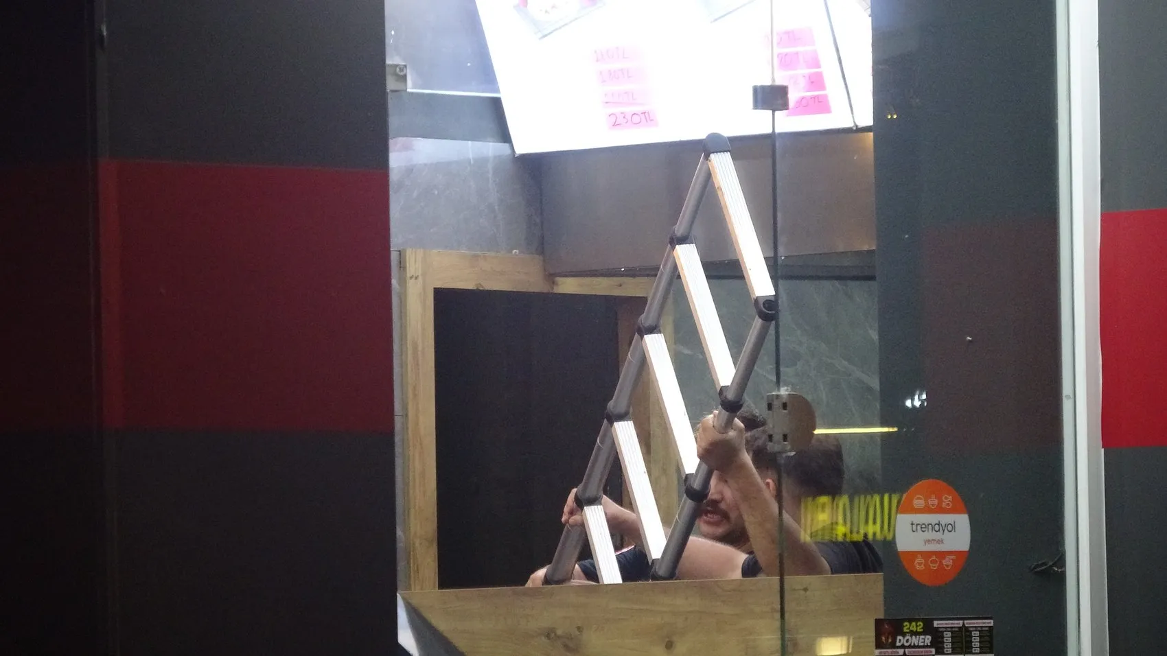 Kepez’de iş kazası Dönerci çalışanı asansörden düştü