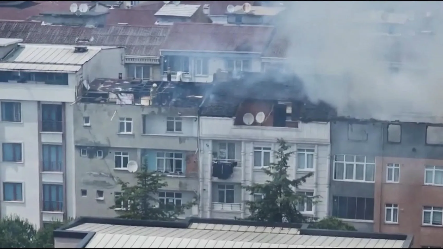 Esenyurt’ta beş binanın çatısını saran yangın paniğe yol açtı