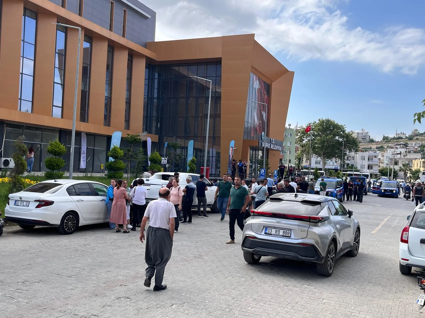 Silifke Belediyesi çalışanlarına yönelik sabah operasyonu