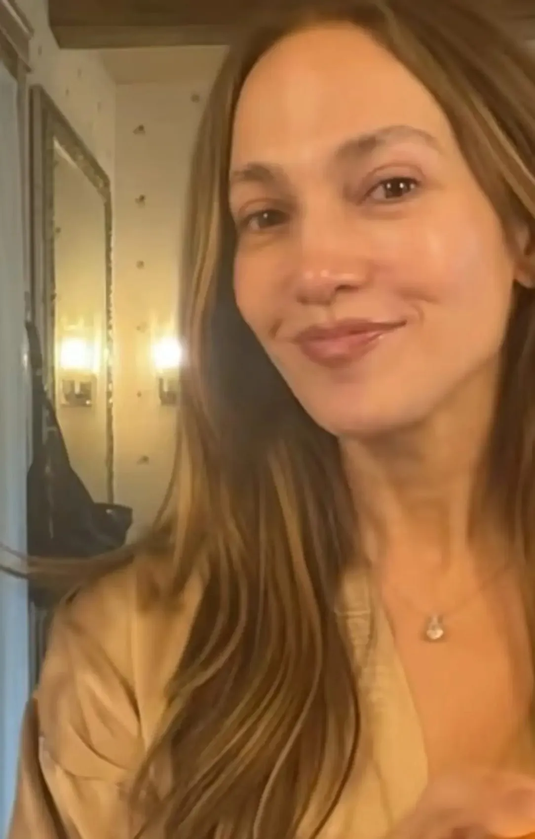 Jennifer Lopez makyajsız paylaşımıyla olay oldu! 56 yaşındaki yıldızın cildi gündem yarattı 1