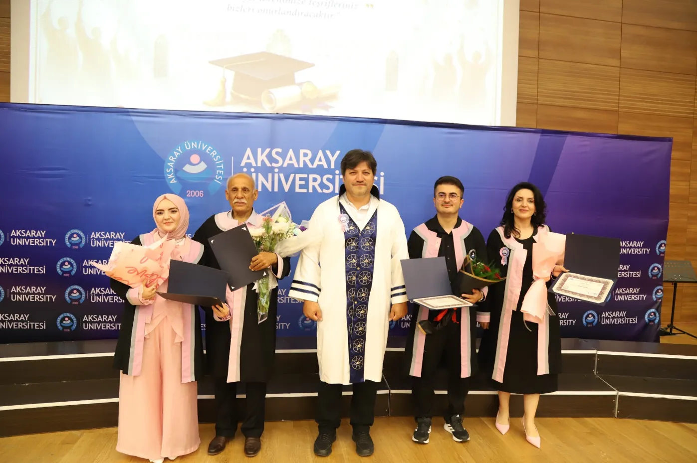 Aksaraylı 71 yaşındaki emekli bankacı ikinci üniversitesinden mezun oldu