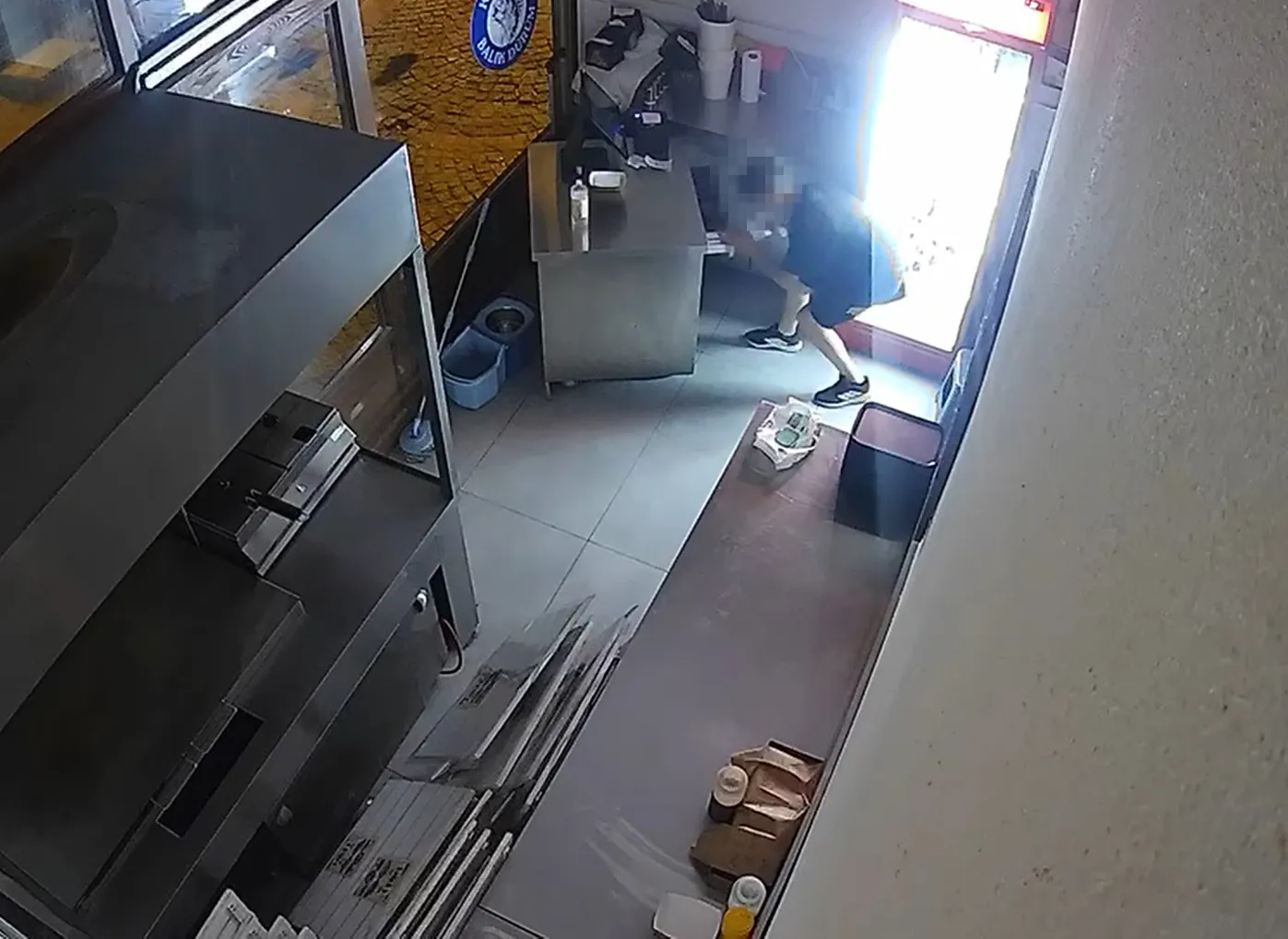 Edirne’de gece yarısı dükkan soyan iki çocuk kamerada