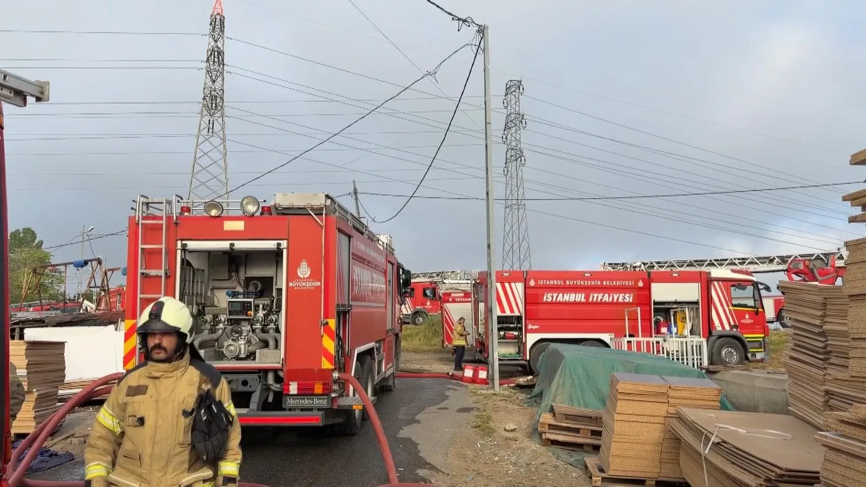 Sultangazi’de dev plastik deposu alevlere teslim oldu
